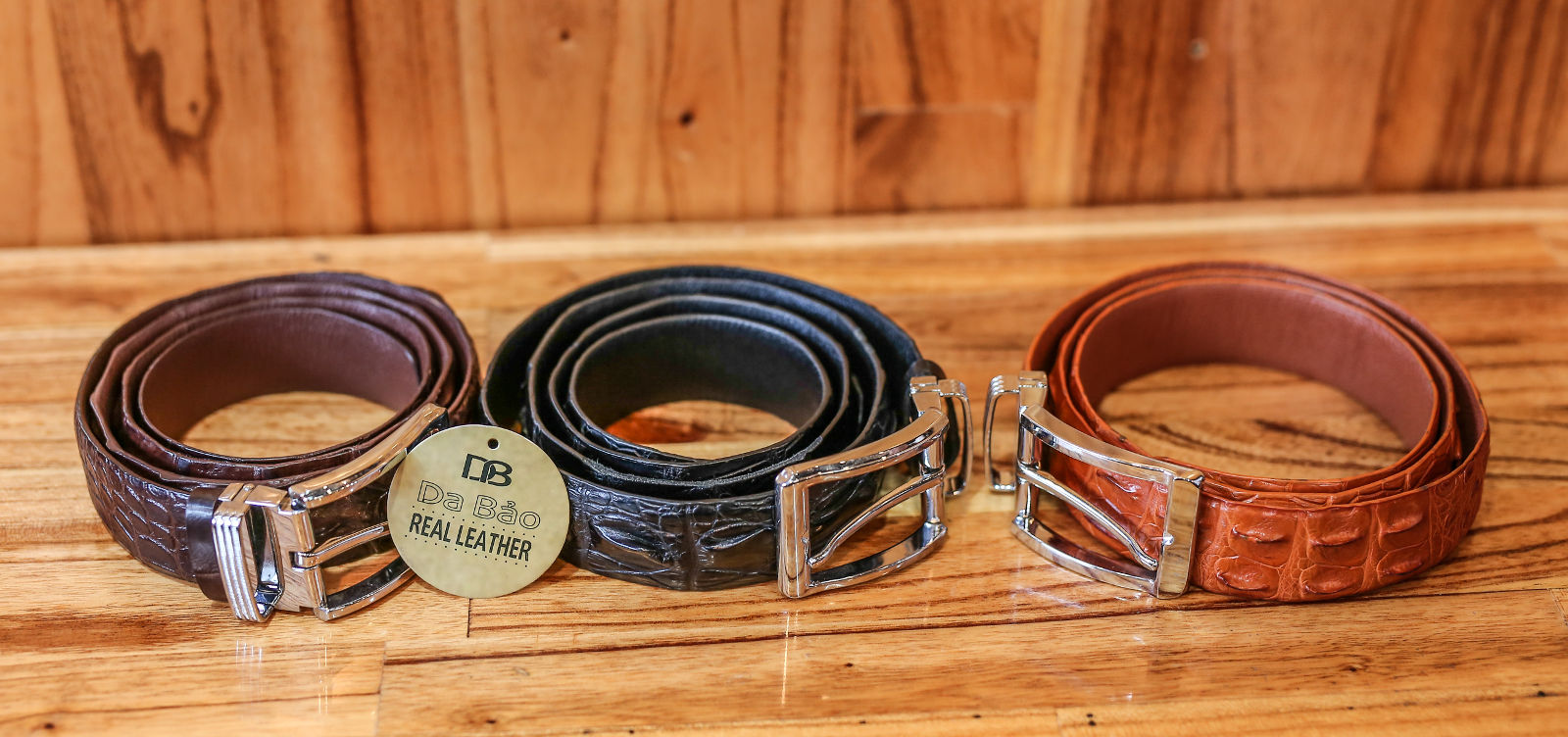 Hoi An Real Leather - Da Bao Real Leather: Crocodile leather belts in brown and black.