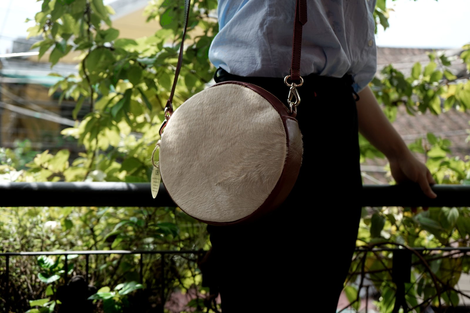 Hoi An Real Leather - Da Bao Real Leather: Round handbag made of cow lether, covered in fur. The sides are made of leather. Many colors available