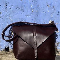 Hoi An Real Leather - Da Bao Real Leather: Classic shiny darkbrown handbag made of buffalo leather. Elegant and minimalist style, very versatile, can be combined with casual and formal outfits.