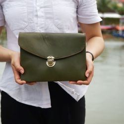 Hoi An Real Leather - Da Bao Real Leather Hoi An: Vintage style clutch bag in olive green, made of 100% buffalo leather.