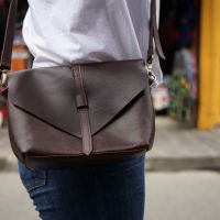 Hoi An Real Leather - Da Bao Real Leather: Classic darkbrown buffalo leather handbag. Closing with elegant strap.