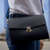 Hoi An Real Leather - Da Bao Real Leather: Classic navy-blue handbag. Closing with catch-lock. 70s style.