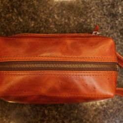 Hoi An Real Leather - Da Bao Real Leather: Brown zipper toiletry bag, made of 100% buffalo leather.