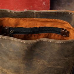 Hoi An Real Leather - Da Bao Real Leather Hoi An: Showing inside of bootstrap backpack, lined with cashmere. Inner pocket closing with YKK zipper.