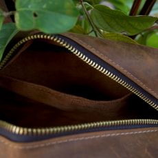 Hoi An Real Leather - Da Bao Real Leather: Big spacious tioiletry bag. Made of buffalo leather, and the inside is lined with cashmere. Inner pocket for an additional compartment.