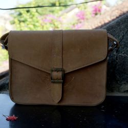 Hoi An Real Leather - Da Bao Real Leather: Camel colored purse made of buffalo leather. Vintage style, closing with simple metal buckle.