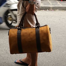 Hoi An Real Leather - Da Bao Real Leather: Small travel bag for a weekend away. Made of natural brown buffalo leather. For men and women.
