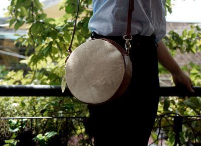 Hoi An Real Leather - Da Bao Real Leather: Round handbag made of cow lether, covered in fur. The sides are made of leather. Many colors available